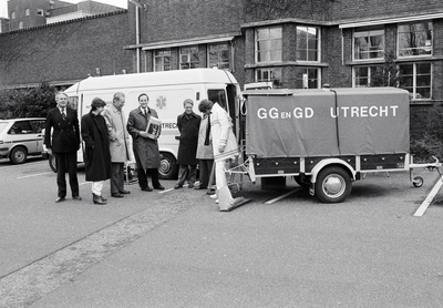 826603 Afbeelding van de 'rampenwagen' van de G.G. en G.D. Utrecht, met enkele toeschouwers, op het terrein van het ...